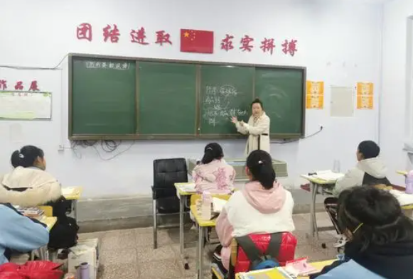 小小设计师用废旧纸盒搭建未来之家让思维的种子在现实土壤中扎根