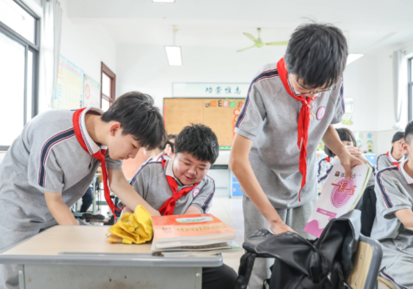 鼓舞孩子提早联系同学和老师共享见闻和新鲜事彼此关怀