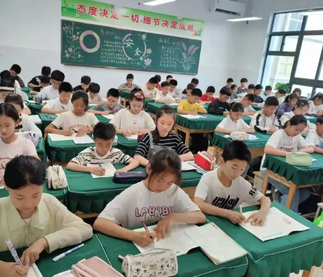 筑牢教育公正保障线学校将教育资助作为