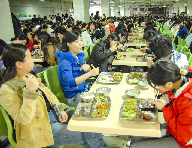 食堂自营变革落地学校之一初高中两个学