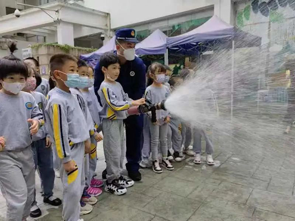 消防站开放日——消防员变“蓝老师”，萌娃实战学知识6.jpg