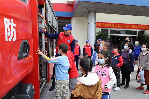 消防站开放日——消防员变“蓝老师”，萌娃实战学知识8.jpg