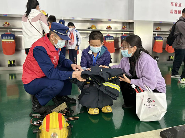 消防站开放日——消防员变“蓝老师”，萌娃实战学知识15.jpg