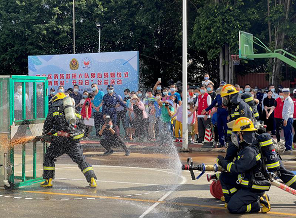 深圳宝安消防向市聋人协会捐赠900个可视化火灾报警器3.jpg