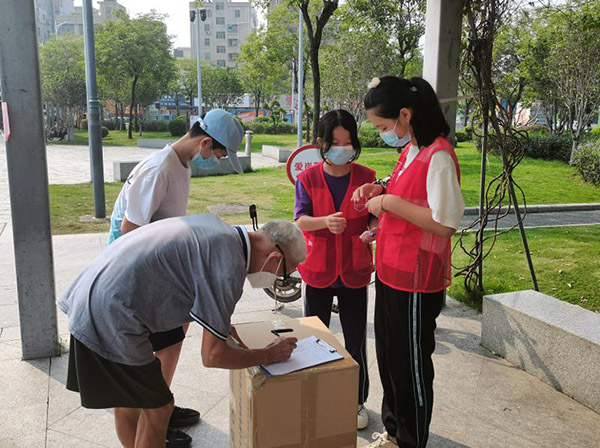 新时代文明实践 携手共建无障碍环境，宝龙街道开展同心社区开展情暖助残活动3.jpg