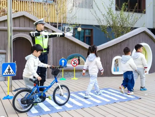 系好安全带使用安全座椅为了孩子的搭车