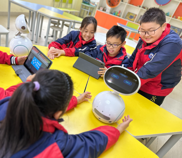 学生们手持一个“口袋乌龟然后将其放在