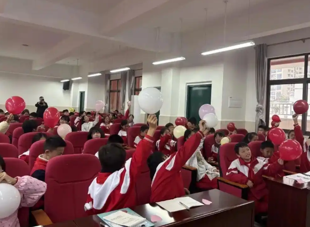 传来阵阵充溢节奏的“鼓声”孩子们手中