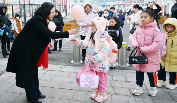 主题班会一体化德育形式年级分层施行善