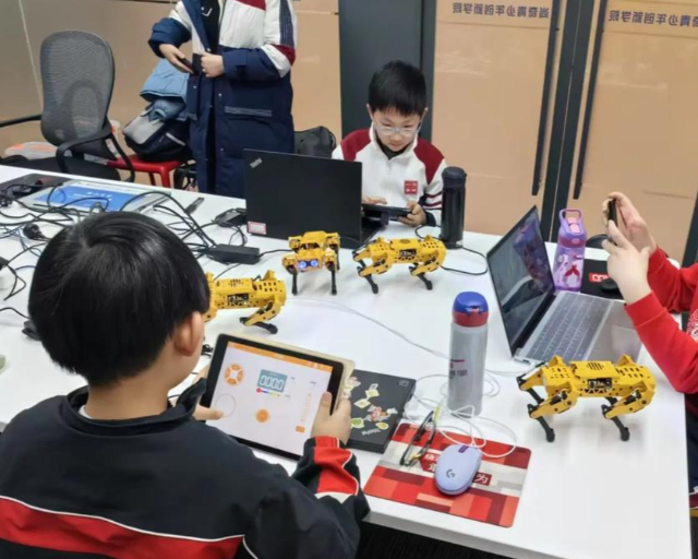 而在智慧教育体会区里学生们围在智能阅