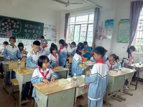 基础薄弱区域学位供应量体裁衣加强教育