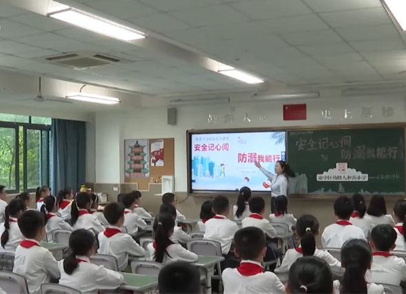 校园还把防溺水安全教育讲堂搬到河滨专