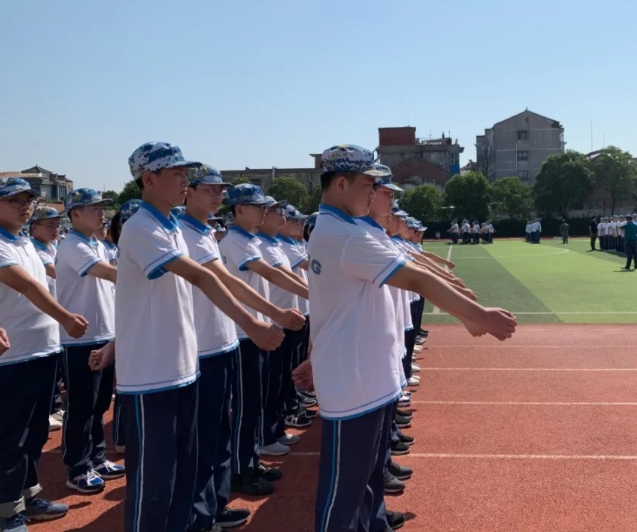定时轮换座位调整视角看护学生视力健康