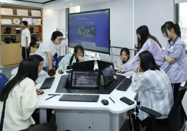 同学们沉浸式体会了一把撕纸插画游戏深