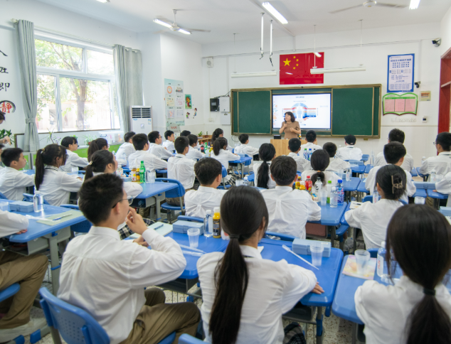 守护教育公正以标准办学守住公正底线应
