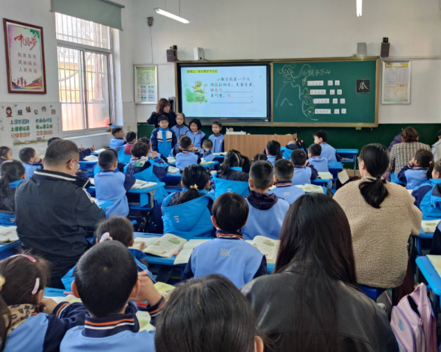 教育优质均衡展开之门走出一条以数字赋