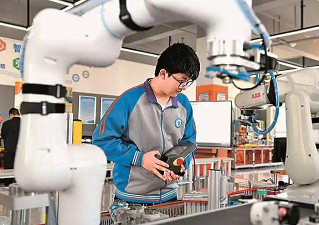 沿系统施行订单班定向班特色学徒制等多