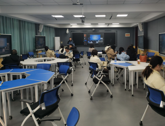 师生与智能技能协同创生构成师—机—生