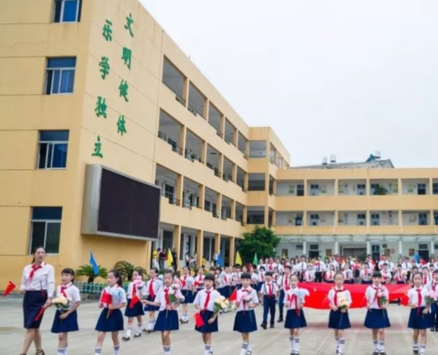 师队伍由专家指导团队骨干教师及优秀青年教师等共同构成 师队伍由专家指导团队骨干教师及优秀青年教师等共同构成