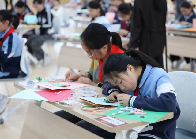 学校让“劳作最荣耀”的种子在每一个孩